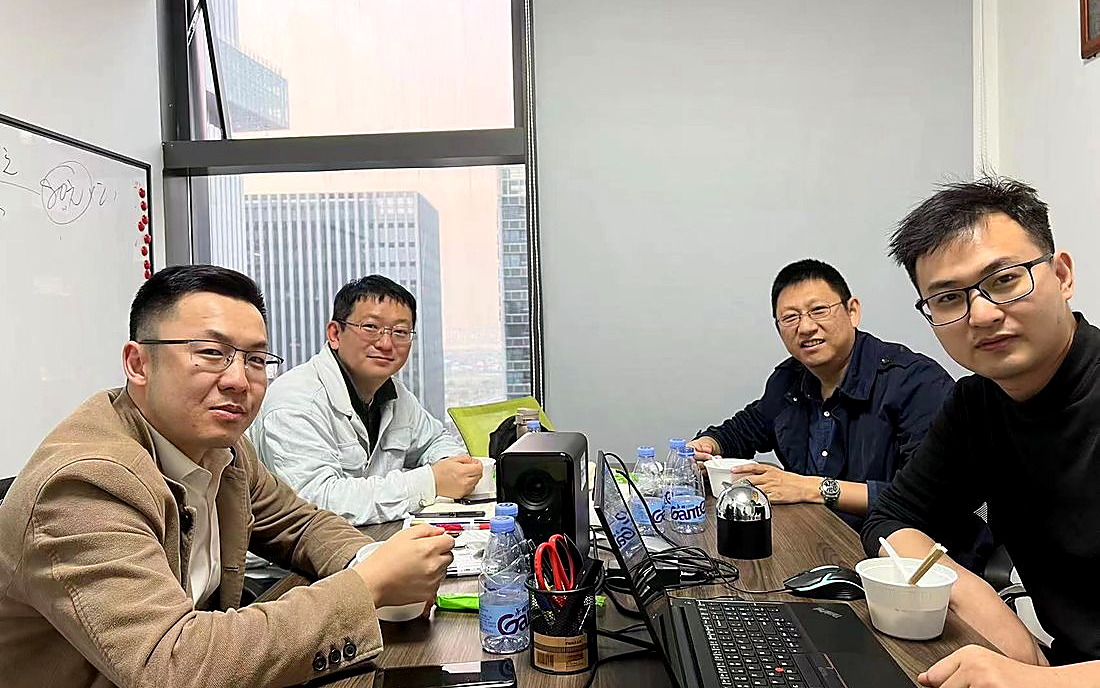 诚天国际战略共识会现场，黎叔与创始团队围桌讨论